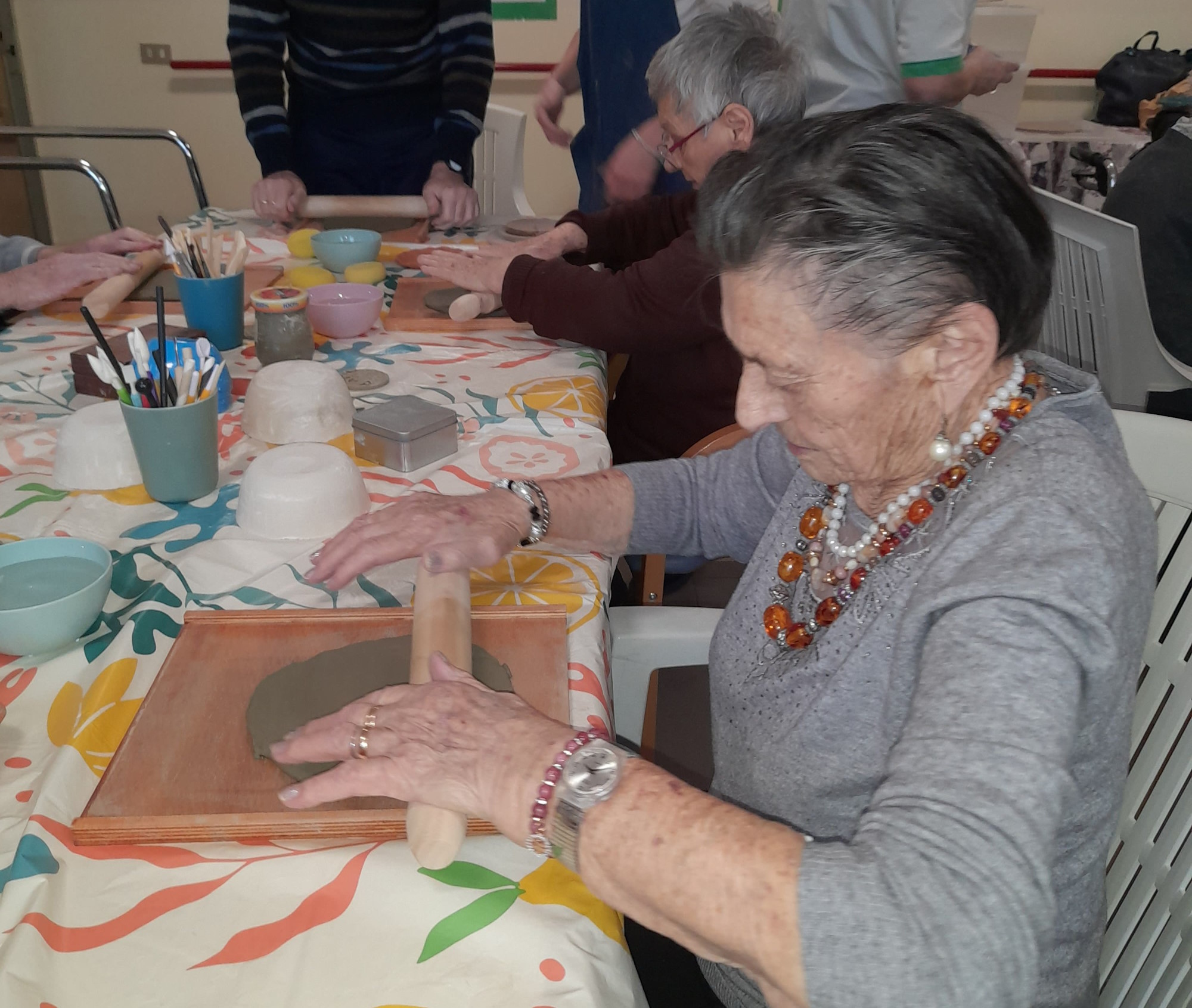 Ospite svolge attività in un laboratorio di ceramica