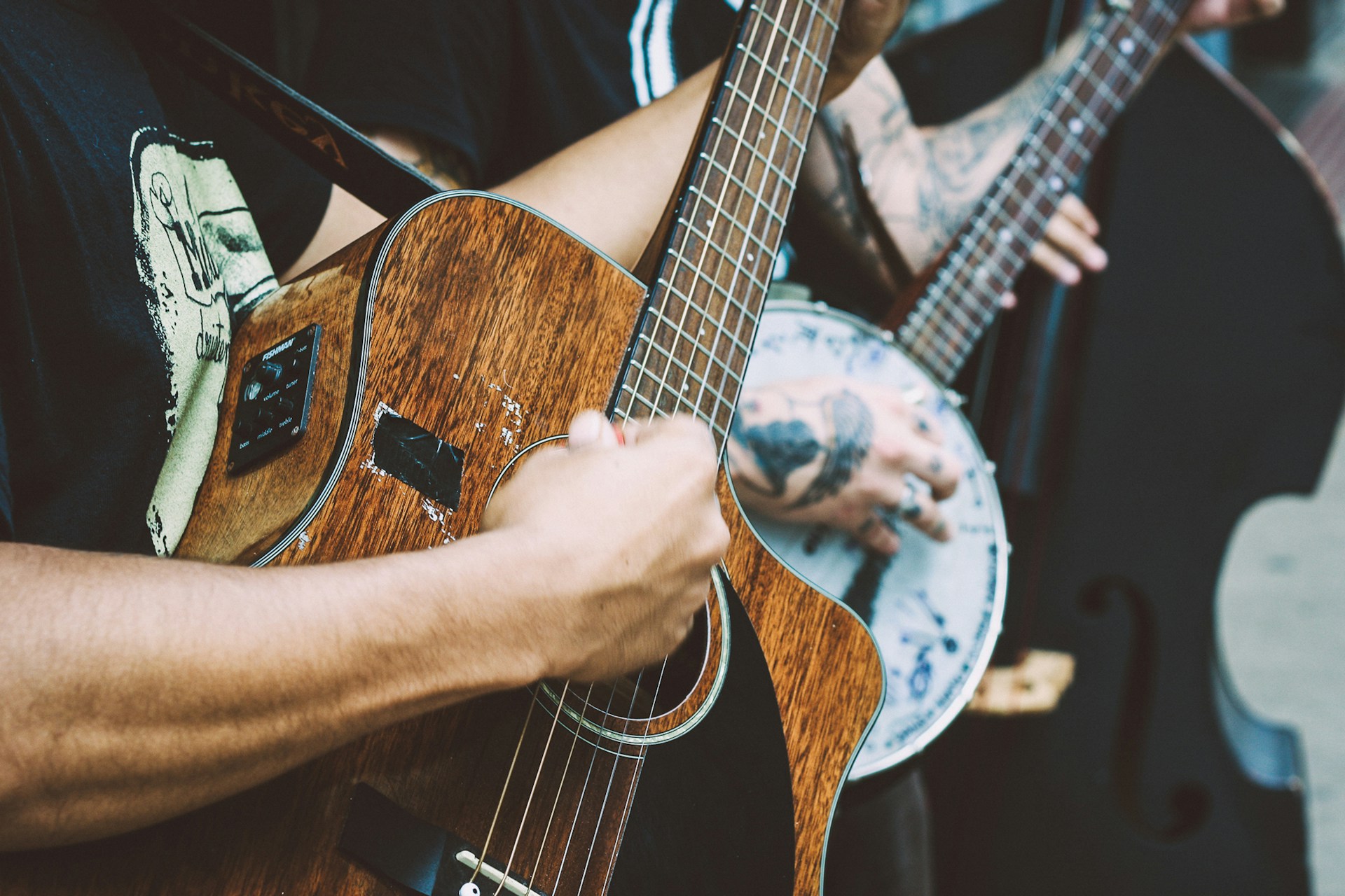 Persona che suona la chitarra