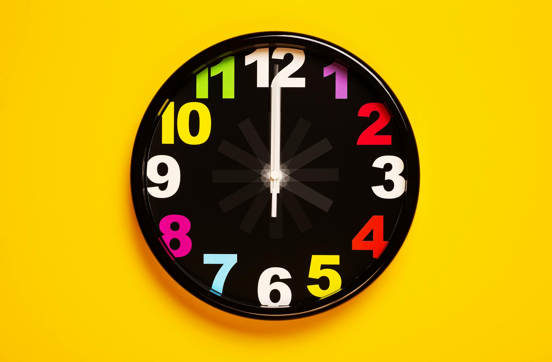 Orologio analogico nero e giallo